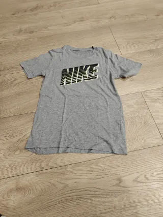 Camiseta Nike gris