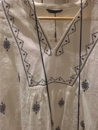 Blusa Zara bordada blanca y azul