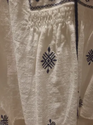 Blusa Zara bordada blanca y azul