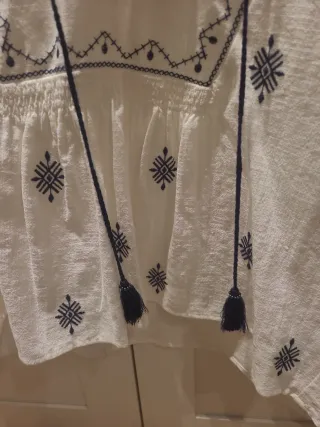 Blusa Zara bordada blanca y azul