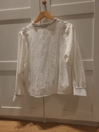 Blusa Zara bordada blanca y azul