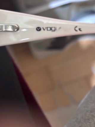 Gafas de sol Vogue negras y blancas