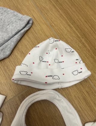 Set neonato: body, cappelli, guantini, bavetto
