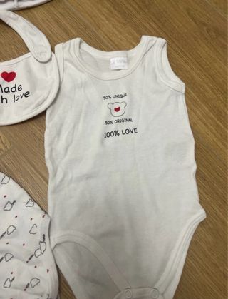 Set neonato: body, cappelli, guantini, bavetto