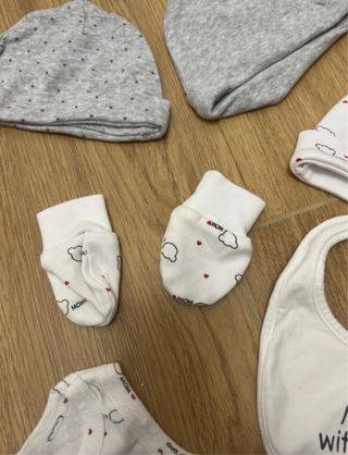 Set neonato: body, cappelli, guantini, bavetto
