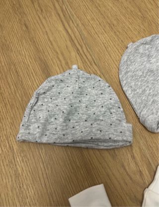 Set neonato: body, cappelli, guantini, bavetto