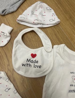 Set neonato: body, cappelli, guantini, bavetto