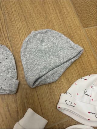 Set neonato: body, cappelli, guantini, bavetto