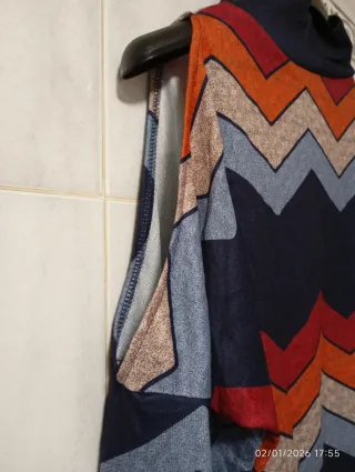 Jersey con cuello redondo hombros descubiertos.