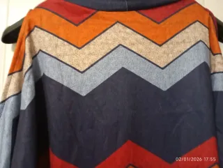 Jersey con cuello redondo hombros descubiertos.