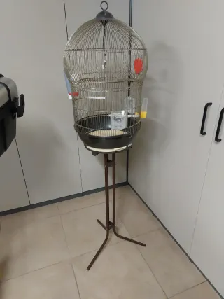 Jaula para pájaros con soporte