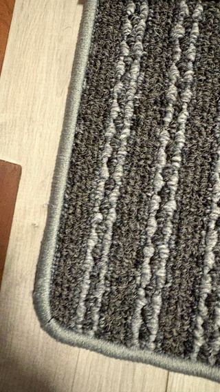 Alfombra de rayas gris y blanco