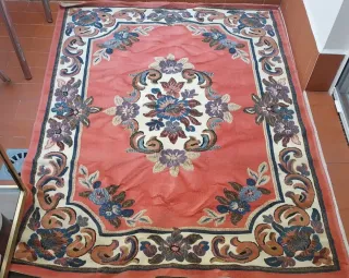 Alfombra de salón con diseño floral