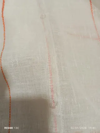 Cortina blanca con rayas naranjas