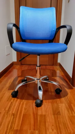 Silla de oficina azul y plateada