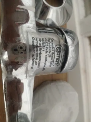 Grifo de baño metálico plateado