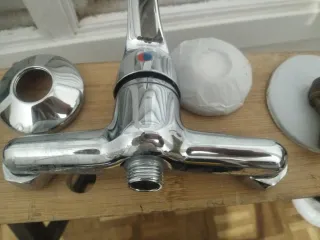 Grifo de baño metálico plateado