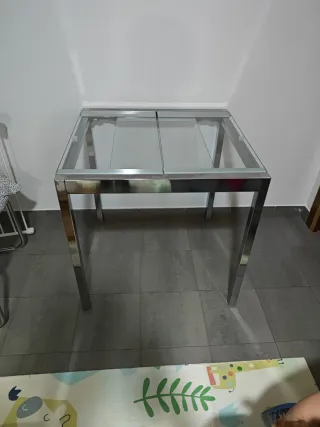 Mesa de cristal ampliable plateada