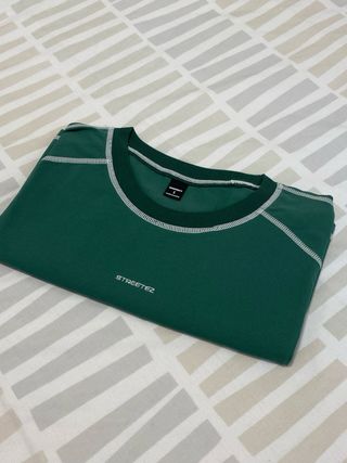 Camiseta verde estilo urbano