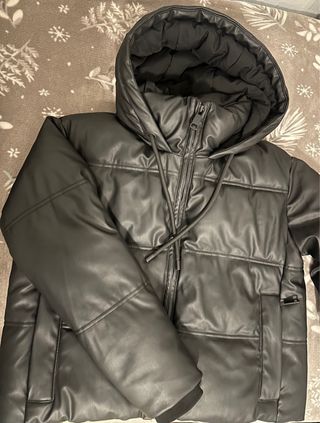 Chaqueta efecto piel con capucha Talla XS