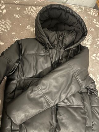 Chaqueta efecto piel con capucha Talla XS