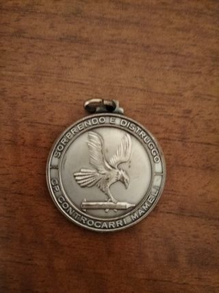 Ciondolo medaglia e spilla militare