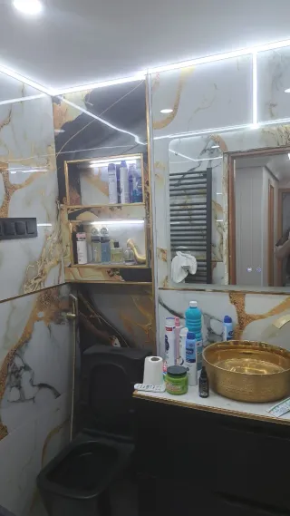Baño moderno mármol y oro