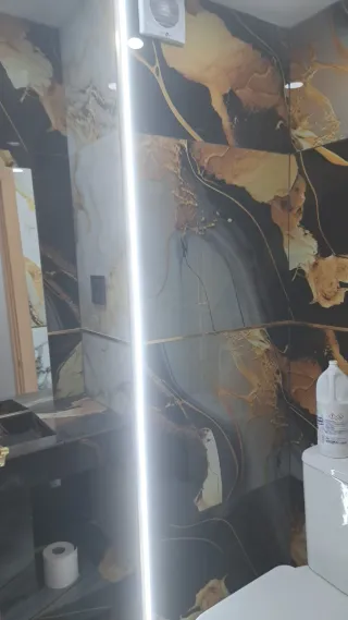 Baño moderno mármol y oro