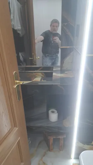 Baño moderno mármol y oro