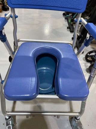 Silla de ducha portátil con ruedas