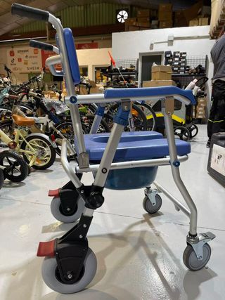 Silla de ducha portátil con ruedas