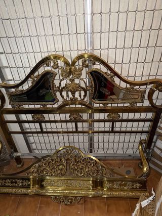 Cama antigua de matrimonio dorada