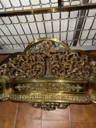 Cama antigua de matrimonio dorada