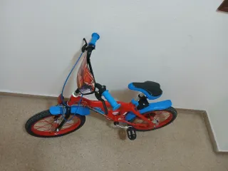 Bicicleta infantil roja y azul