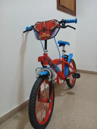 Bicicleta infantil roja y azul