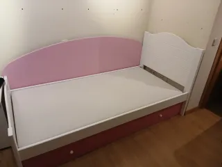 Cama individual de 90 x 190 cm con un diseño moder