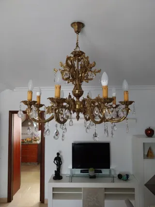 Lámpara de araña dorada con cristales