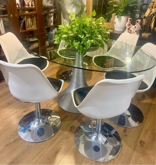 Mesa  y 6 sillas tulip