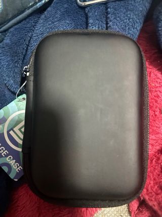 Funda negra para auriculares