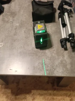 Nivel láser Parkside 4V con trípode