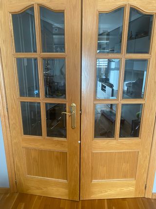 Puerta doble de madera con cristal