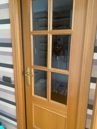 Puerta doble de madera con cristal