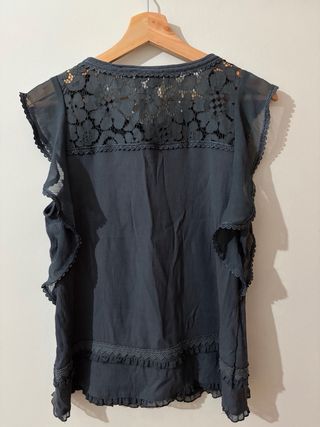 Blusa gris con encaje floral