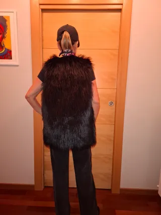 Chaleco negro pelo sintético