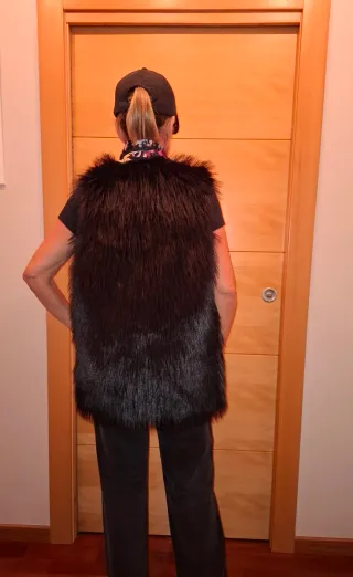 Chaleco negro pelo sintético