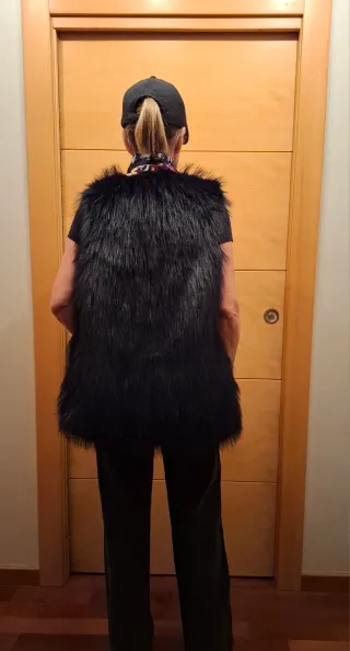 Chaleco negro pelo sintético