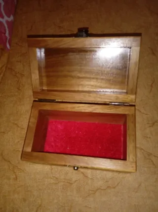 Caja de madera tallada