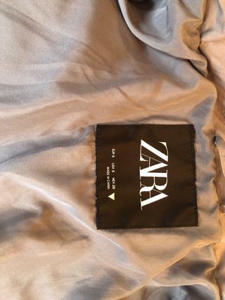 Chaqueta Zara Gris chica impermeable.