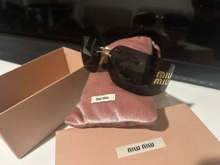 Gafas de sol Miu Miu negras y doradas