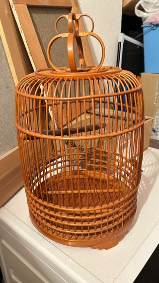 Jaula artesanal de madera decoración o pájaros